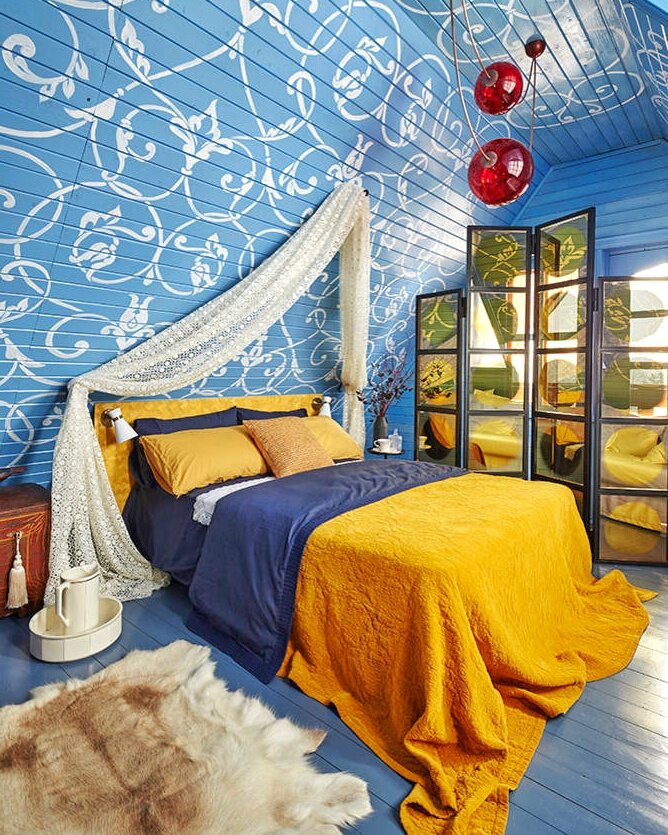 Мансардный этаж в ярких цветах