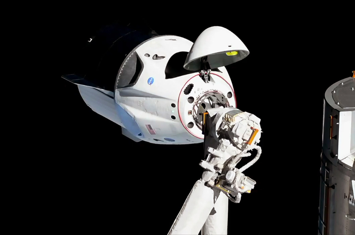 https://upload.wikimedia.org/wikipedia/commons/9/9c/SpaceX_Crew_Dragon_Demo-1_Docks_to_Station_%281%29.jpg