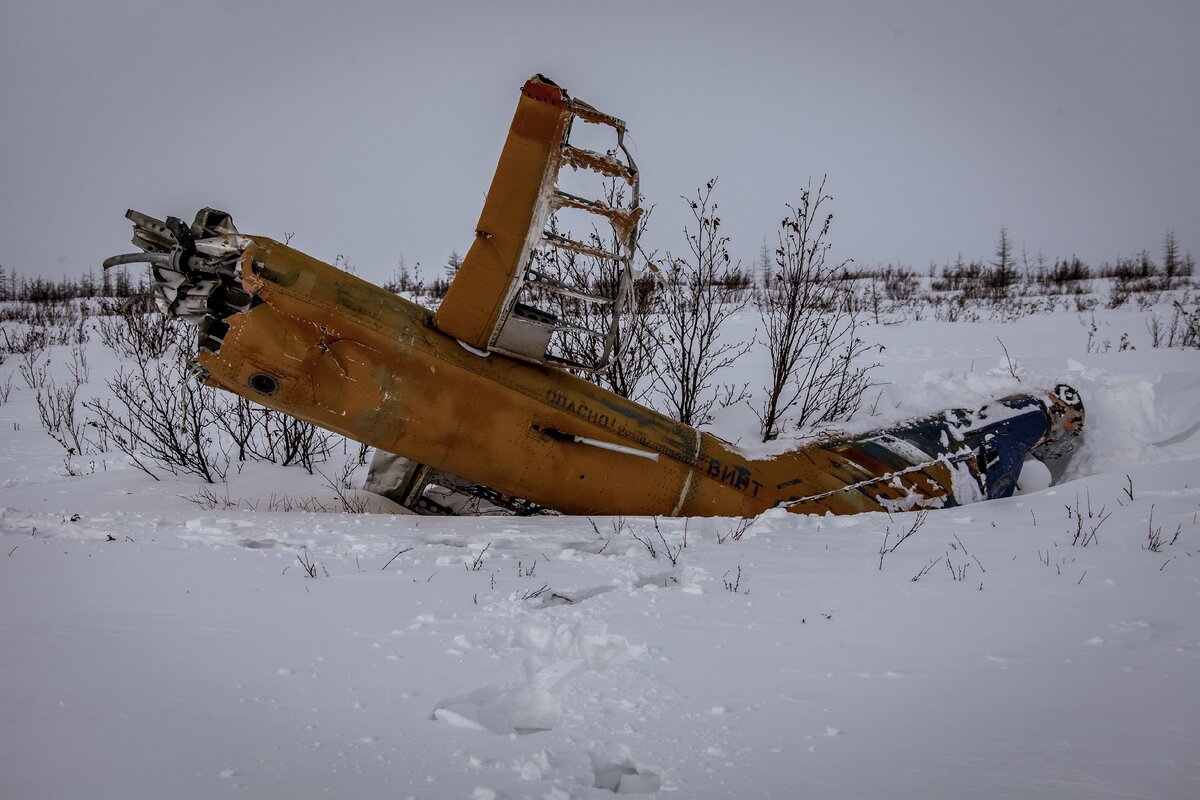 Пробирались через тундру и приметили поврежденный вертолет МИ-8 в старой советской раскраске Аэрофлота