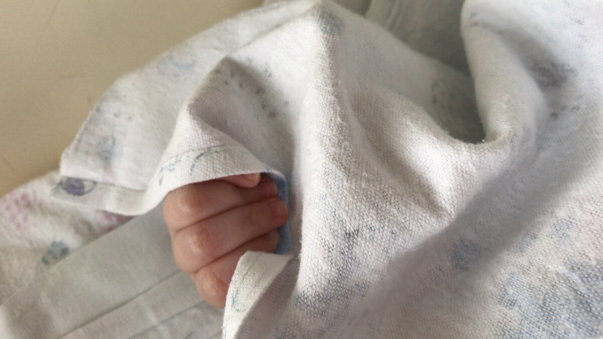 Никому не пожелаю видеть своего ребёнка в трубках и капельницах, сжимающего пальчиками краешек казённой пелёнки. 