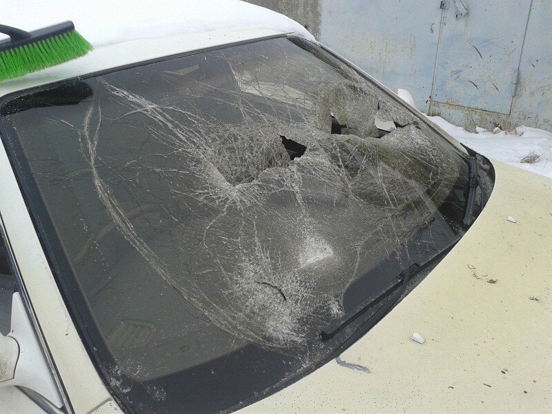 Оставь машину. На капоте автомашины во дворе