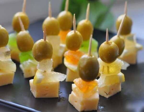 Состав рецепта (на 2 порц.): 
    Твёрдый сыр - 50 гр
    Оливки - 10 шт.
    Лимоны - 0.5 шт.