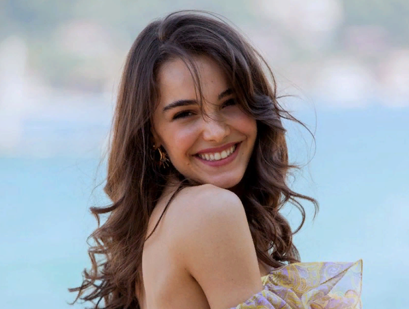 Актриса Хафсанур Санджактутан снявшаяся в сериале 