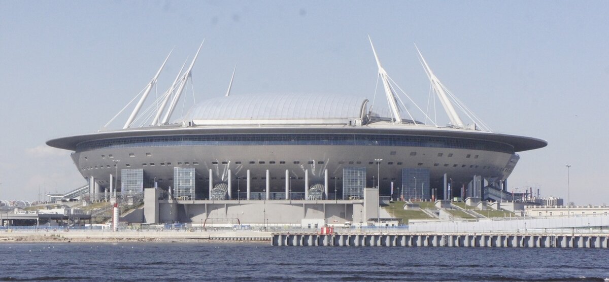 На фото: «Газпром Арена» в Санкт-Петербурге. Подобный проект, но в меньшем масштабе собираются реализовать в Новосибирске.