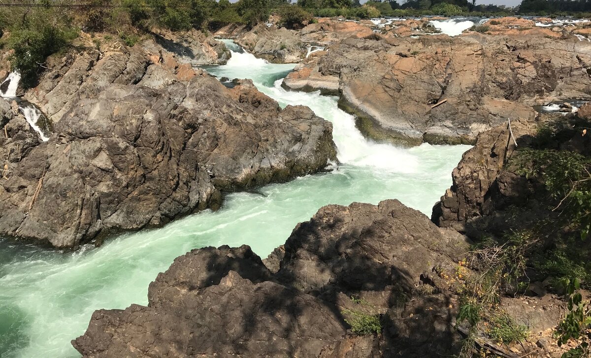 Ли Фи, один из многочисленных бурных порогов Меконга  служит непреодолимым барьером для распространения дельфинов выше по Меконгу