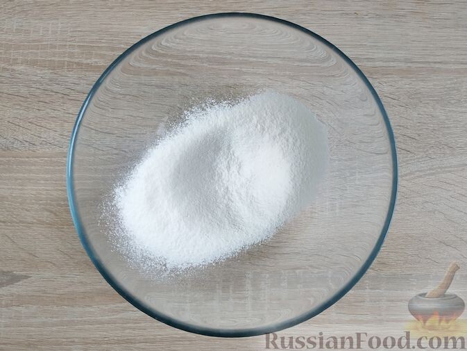 Муку просейте в миску вместе с разрыхлителем.