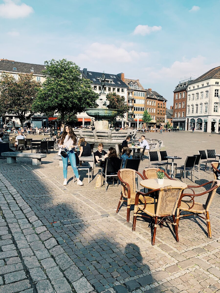 Кафе с летними площадками пользуются особой популярностью.