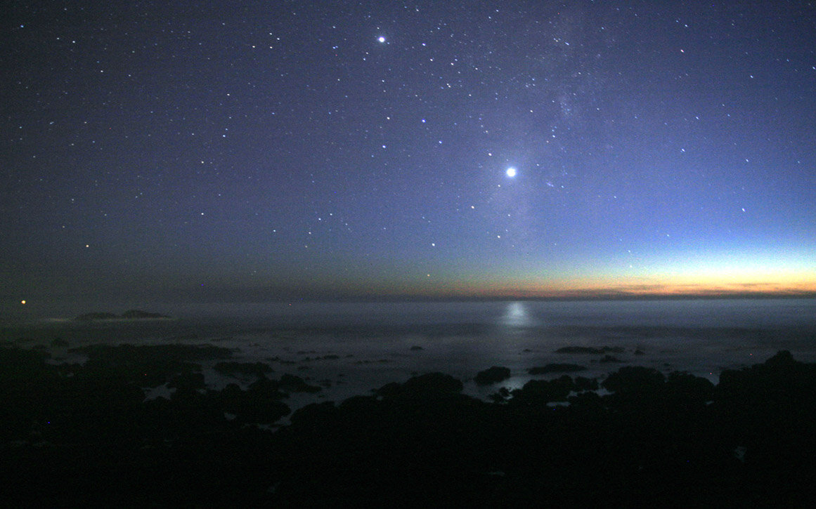 Венера в ночном небе. Можно заметить «венерианскую дорожку» на поверхности моря