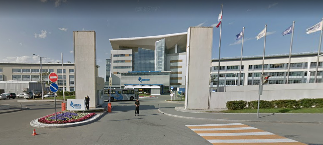 На фото ДВФУ - Дальневосточный Федеральный Университет.  