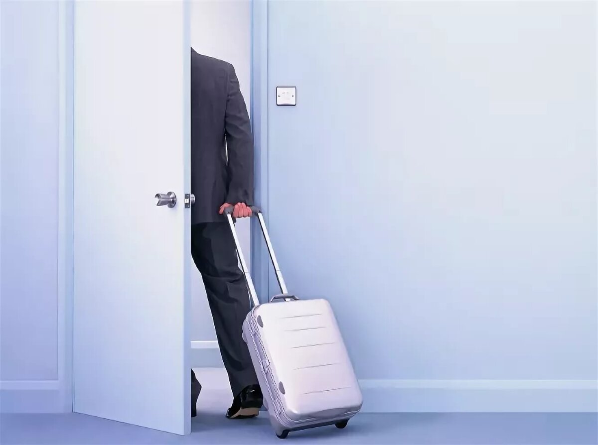 Закрыли дверь на работе. Человек уходит в дверь. Уходит с чемоданом. Человек уходит с чемоданом. Человек за дверью.