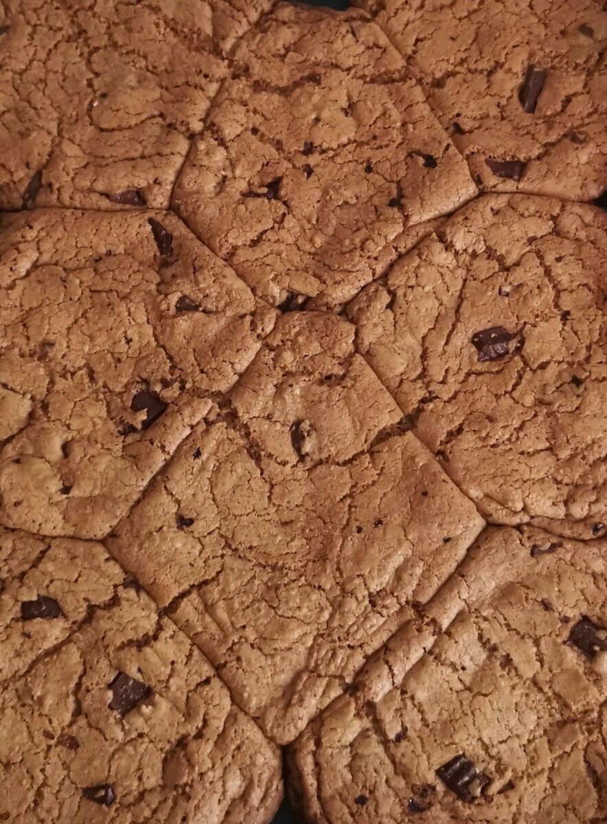 Делайте форму шариков как можно меньше, иначе печеньки соединятся в одну большую..