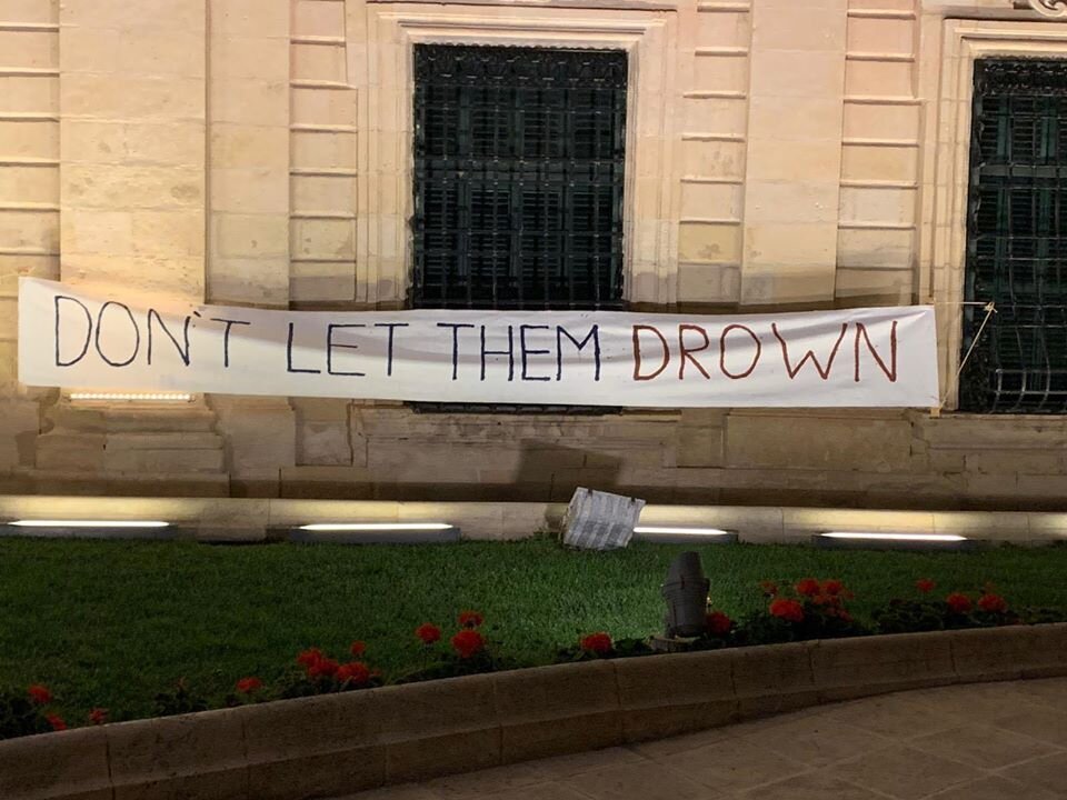 Траспарант, повешенный Ксандру Кассаром возле Кастилии. Источник https://lovinmalta.com/opinion/guest-post-yes-waves-are-in-the-sea-and-160-floating-prisoners-are-at-their-mercy/