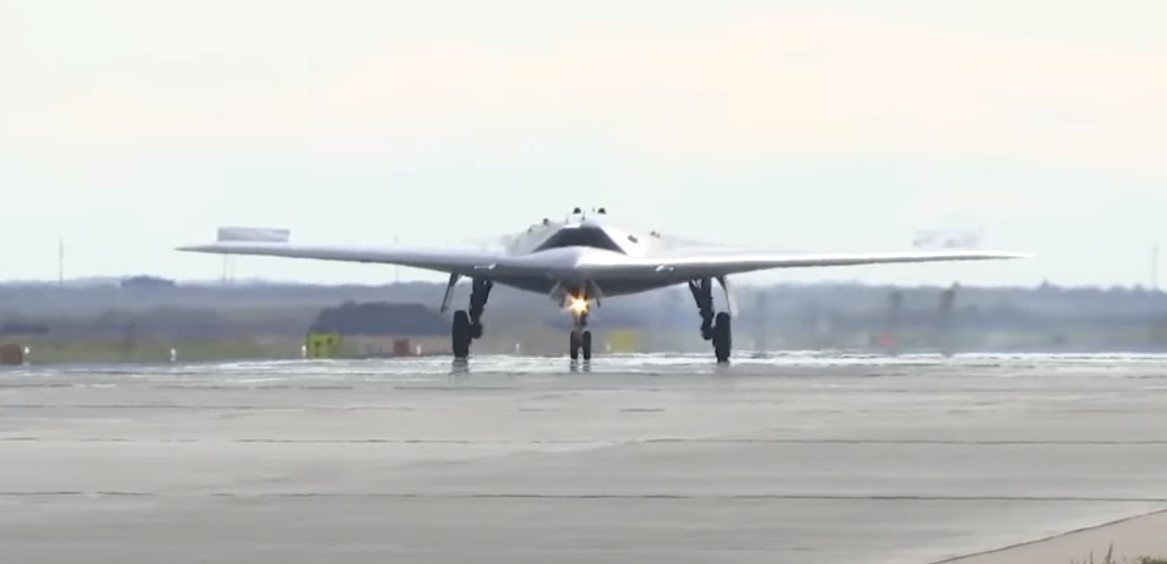 "Охотник" на взлетной полосе