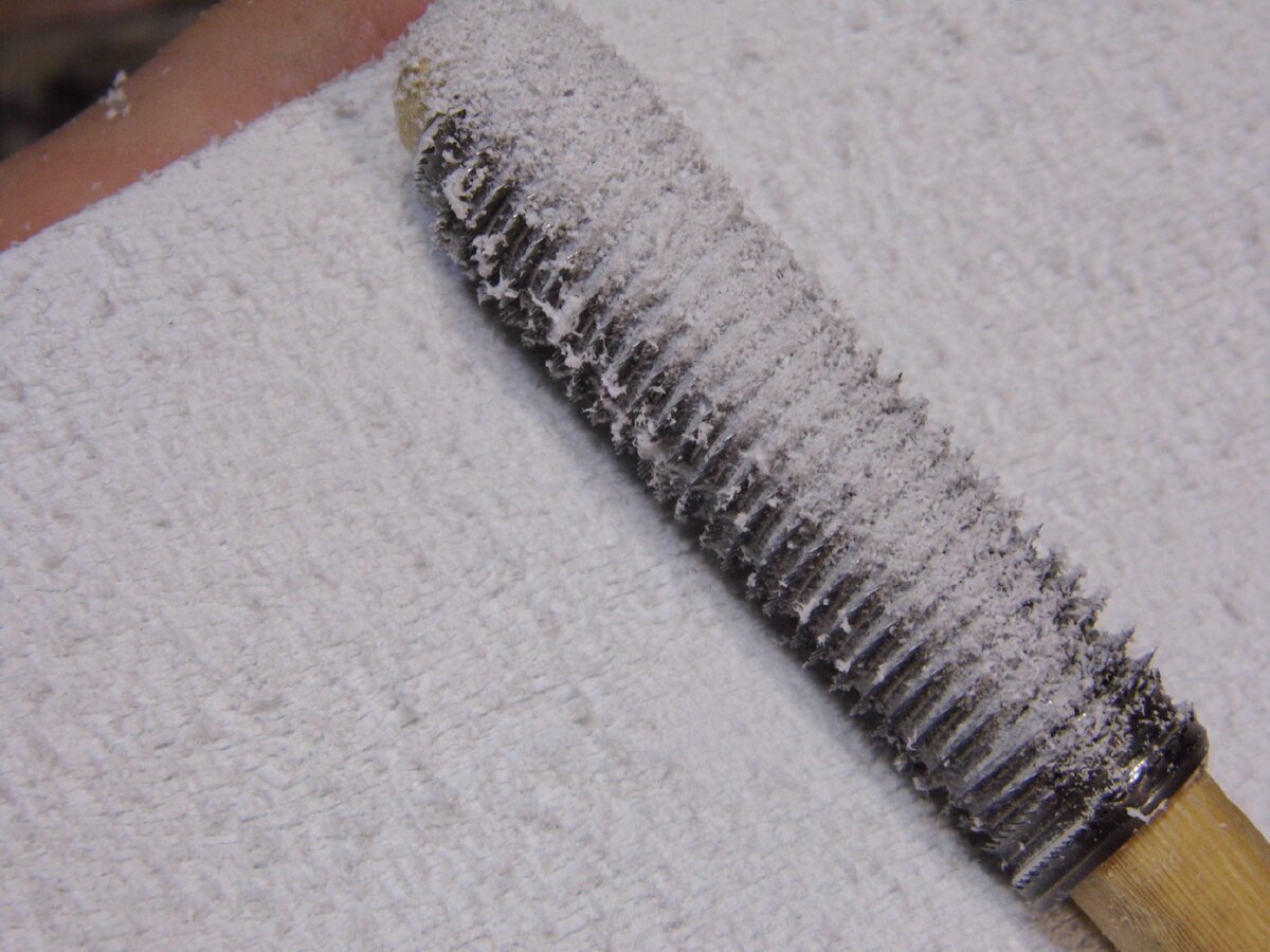 Альфа штурм здания. Снятие заусенцев с металла. Инструмент для зачистки тонколистового металла 5 класс. Технология зачистки детали. Шлифовка для болгарки.