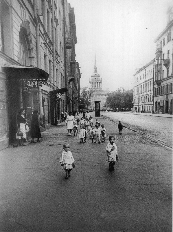 Детсад на на прогулке. Улица Дзержинского. 1942 год [33].