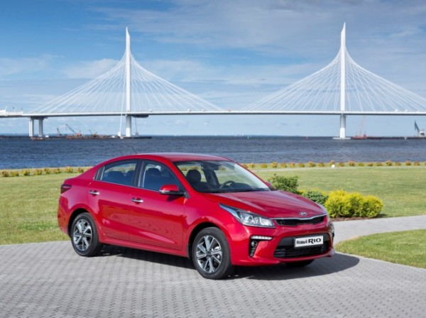 В России начался прием заявок на новую KIA Rio, при этом российское представительство компании обнародовала цены на модель. 

Самая доступная версия популярного седана обойдется в 669 900 рублей. В максимальной комплектации ценник составит 989 900 рублей.

В целом, покупателям будет доступно десять комплектаций, при этом линейка двигателей будет включать два агрегата. Это новый 1,4-литровый двигатель MPI, вырабатывающий 100 л. с., а также обновленный 1,6-литровый Gamma MPI с мощностью 123 л. с. На выбор покупателей предложат 6-ступенчатую механическую коробку передач, а также аналогичную по скоростям автоматическую коробку передач.

Новинка поступит в продажу 1 августа.