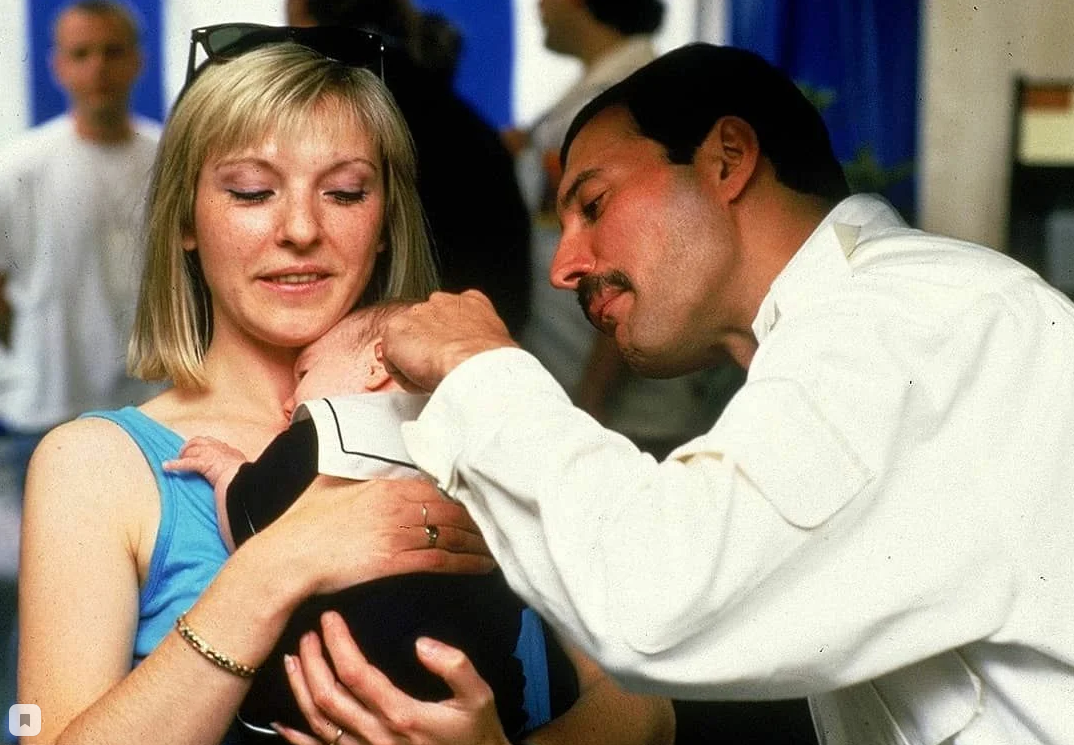 На руках Мэри Остин новорожденная дочка Роджера Тейлора Рори Элеанор