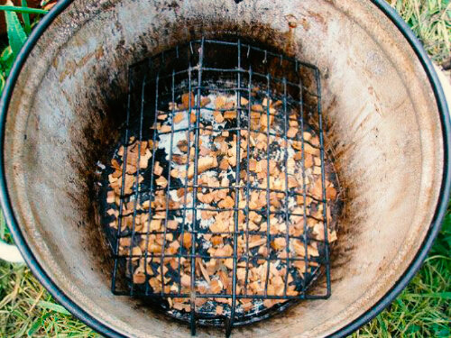 Засыпал стружкой.