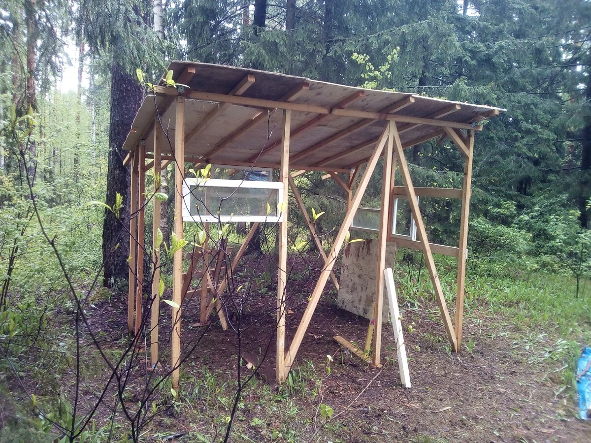 Нам потребовалось несколько дней на строительство красивого дома в лесу своими руками.