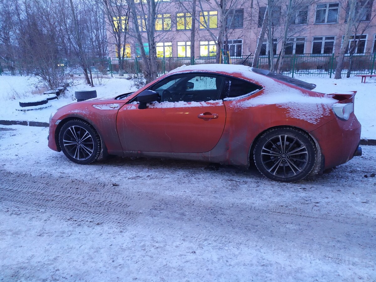 Спортивный автомобиль 2+2, совместно разработанный Toyota и Subaru, произведенный на сборочном заводе Subaru в Gunma, а также модифицированный вариант, продаваемый как Subaru BRZ.