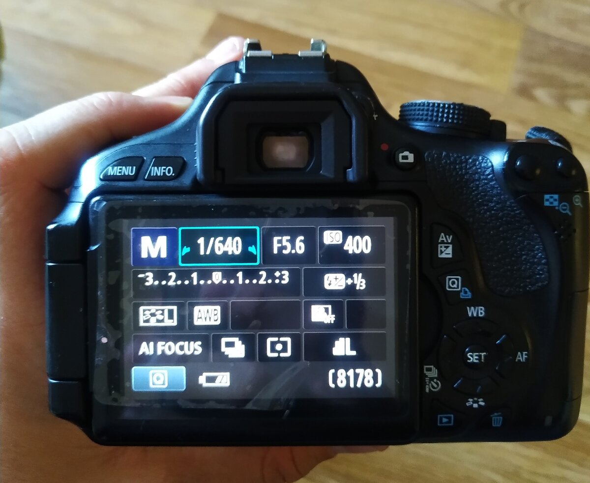 Сенсорный экран, с возможностью его переворота практически во все направления. 