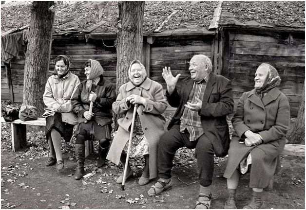 Деревенские посиделки. Источник Яндекс.Картинки.