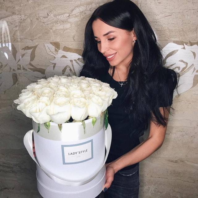 Белые эквадорские розы в белой шляпной коробке размера M