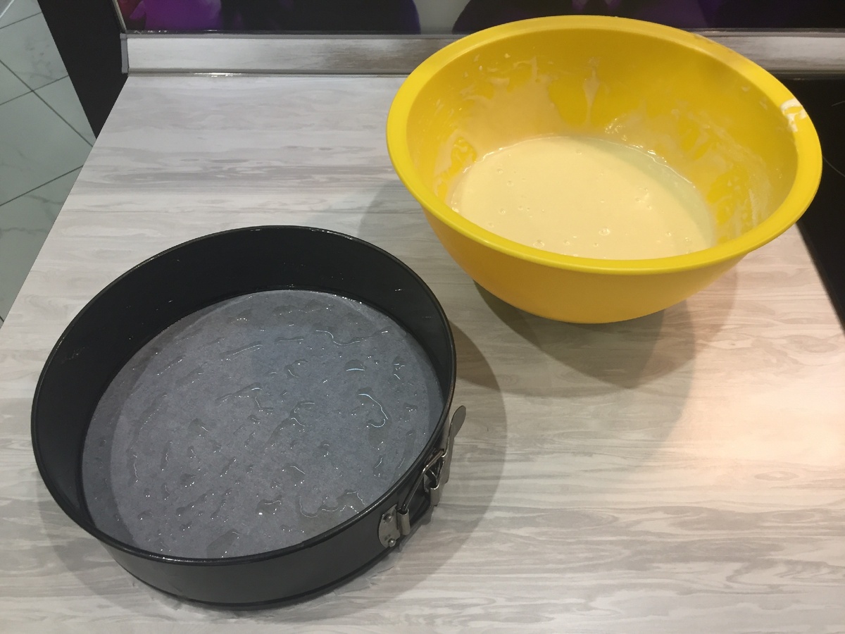 Смазать форму для выпекания