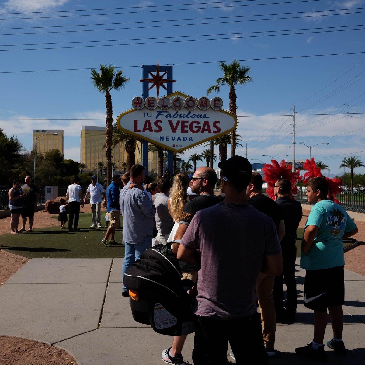 Очередь из туристов , чтобы сфотографироваться у знака Лас-Вегаса