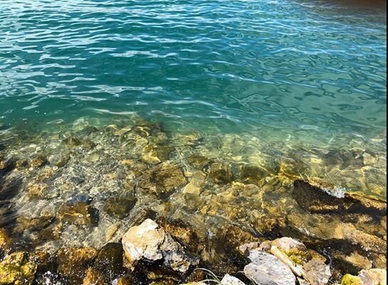 Прозрачная вода в озере Севан. Армения