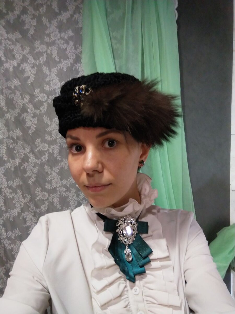 Уж не знаю в кого я тут переоделась, но брошь шикарная ))))