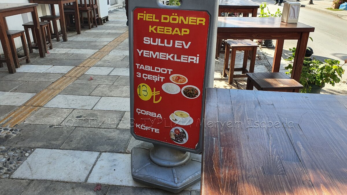 Это самое дешёвое предложение, которое я увидела за неделю. Обед из трёх блюд 13 лир, 133 рубля.