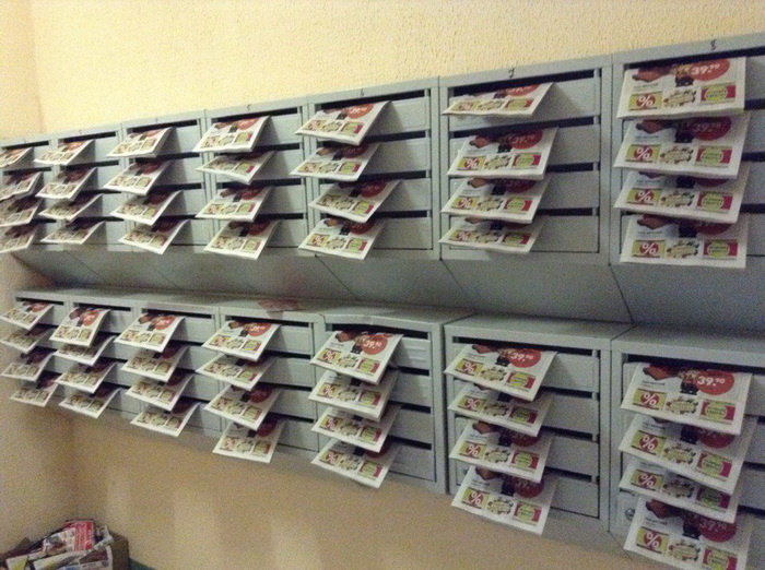 Куча макулатуры в почтовых ящиках