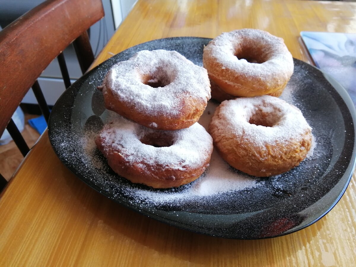 Готовые пончики в сахарной пудре