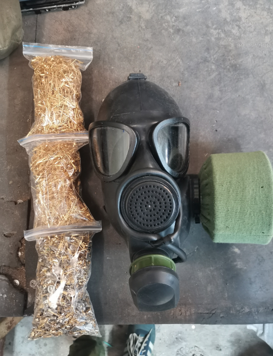 Противогаз и позолоченные контакты.