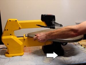 Это значительно облегчит вам дальнейшую работу со станком. Для этого необходимо открутить ручку, а затем снять промежуточное кольцо. Затем аккуратно выньте стол, потянув его к передней части станка, и отложите в сторону.