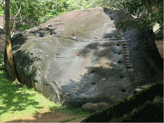 Следы на скале, Сигирия. Фото из открытых источников