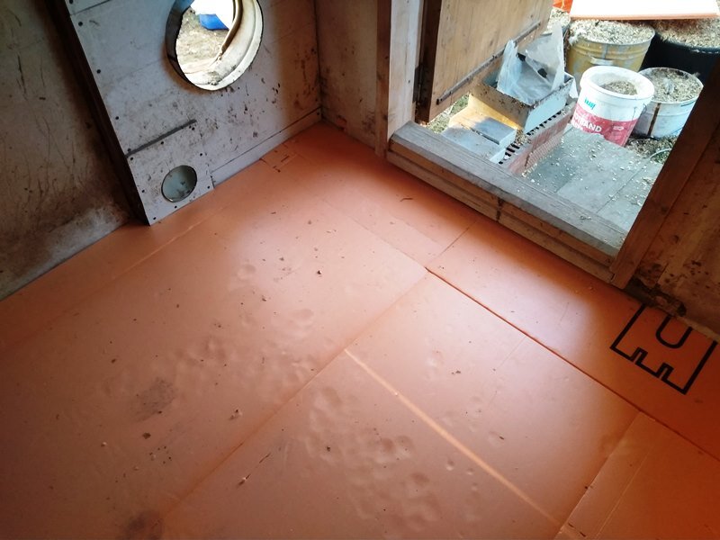 Сначала уложил листы пеноплекса Комфорт , сверху листы ГВЛ, а уже потом опил