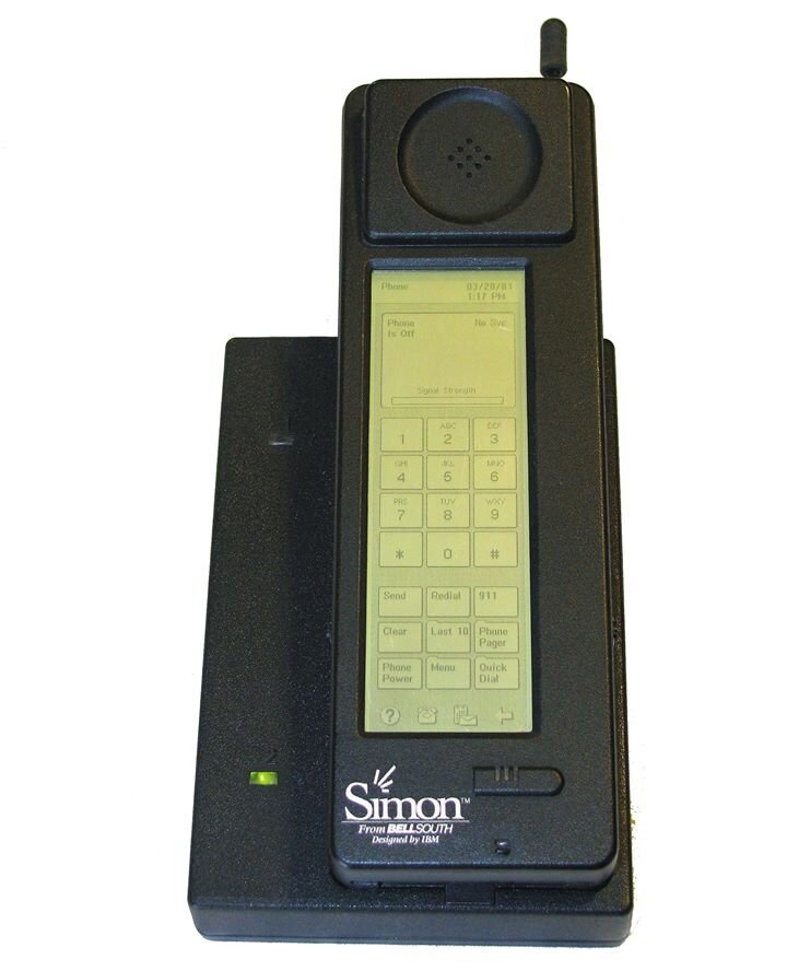  IBM Simon на зарядной станции. Источник - https://kopu.chat/wp-content/uploads/2017/05/IBM.jpg.