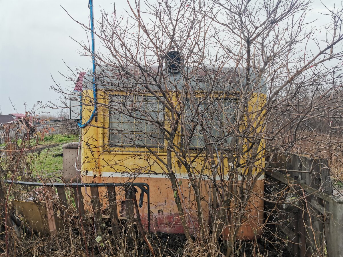 Стоит за кустами локомотив...