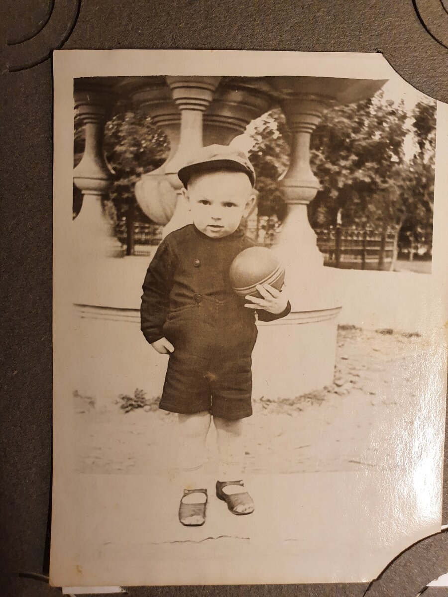 Вадим Г. в саду рыбака, 1955 год. Архив семьи Г.