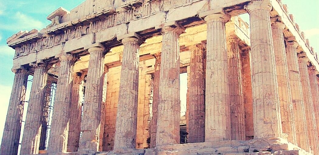 Даже полуразрушенный Парфенон в Афинах поражает своими совершенными пропорциями. Свет той цивилизации доходит до нас и поныне.