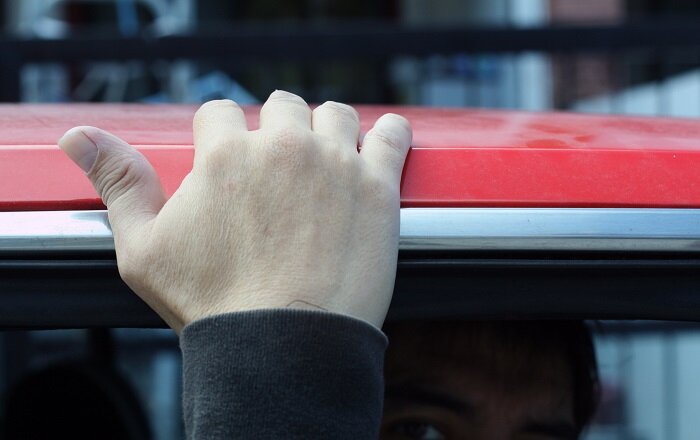 Если причина удара током в человеческой одежде, достаточно покрыть ее антистатиком или побрызгать водой из пульверизатора. В этом случае статическое электричество перестанет накапливаться.