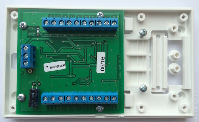 2 клеммных колодки по 10 вводов в каждой.