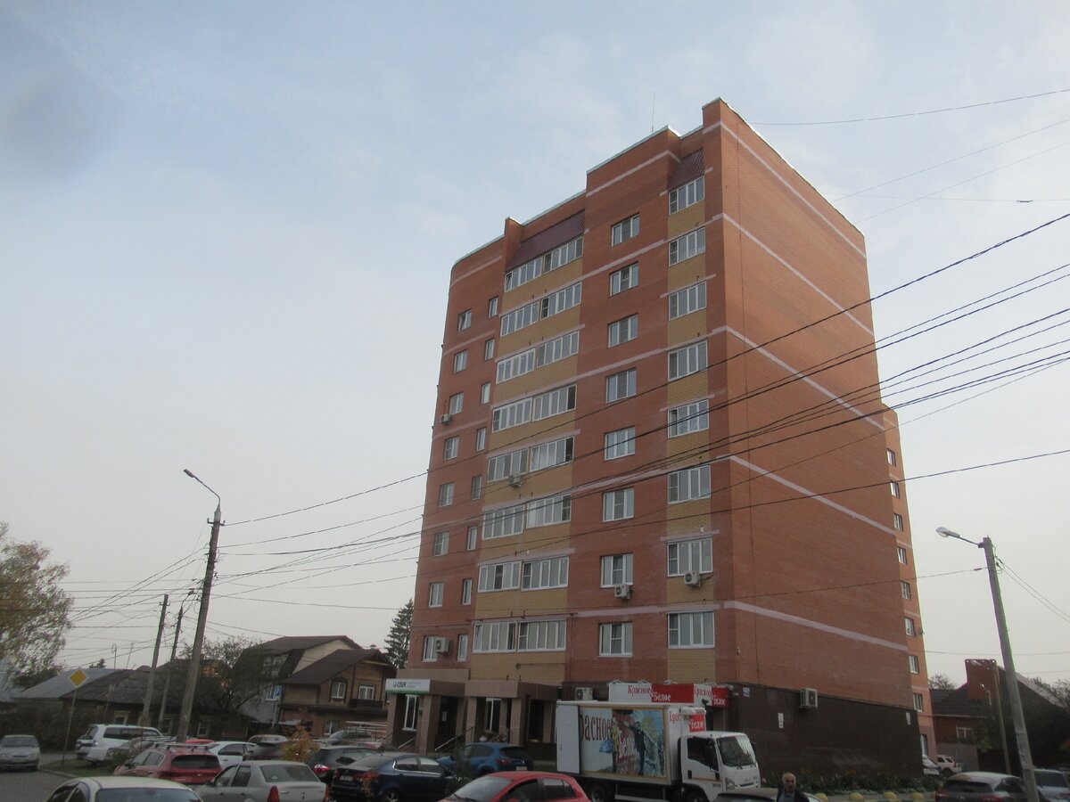 Дом по адресу ул. Буденного, 116, застройка улицы Демьянова многоэтажными жилыми зданиями заканчивается этим домом