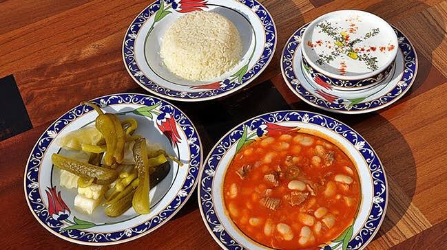 Фасоль, рис, джаджик и соленья.Неразлучная четверка.фото с сайта habersizseniz.com