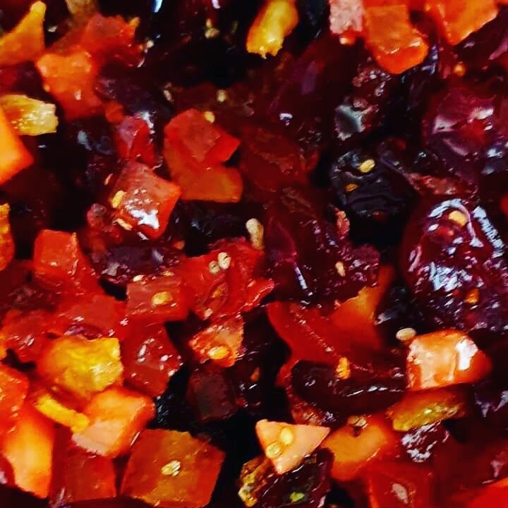 Инна готовит смесь из изюма, клюквы, кураги, чернослива, сушеной вишни и замачивает все это в коньяке - DONE!