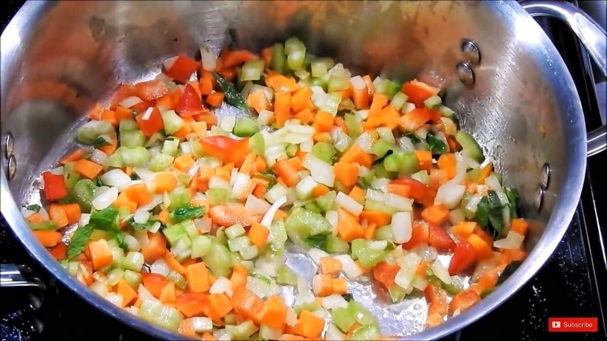 К овощам добавляю карри, прованские травы и специи для морепродуктов