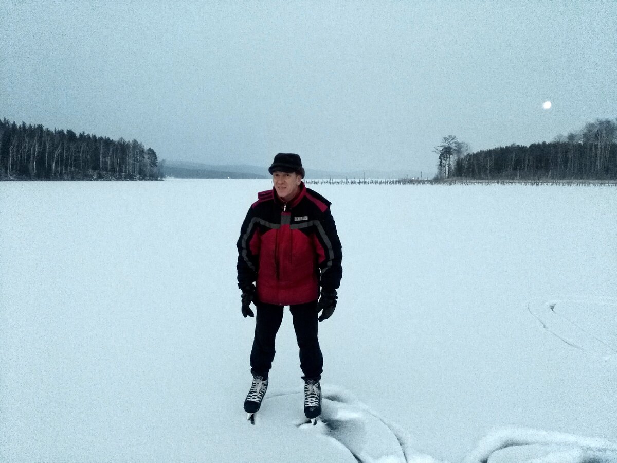 Темно, конечно, но луна видна.