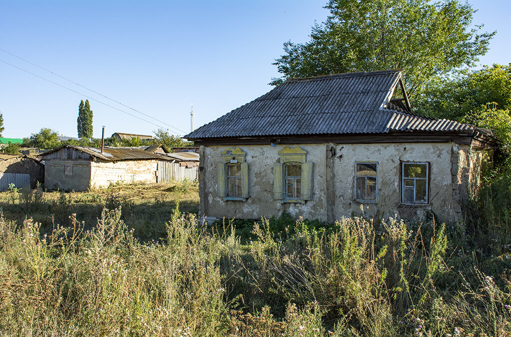 Заброшенный домик в деревне